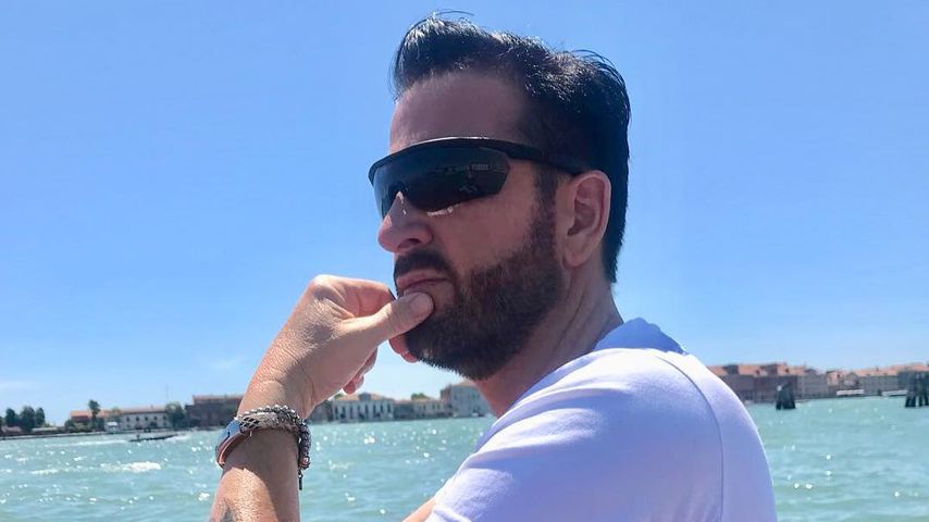 https://content3.promiflash.de/article-images/video_480/michael-wendler-traegt-eine-sonnenbrille-und-schaut-nachdenklich-in-die-ferne.jpg