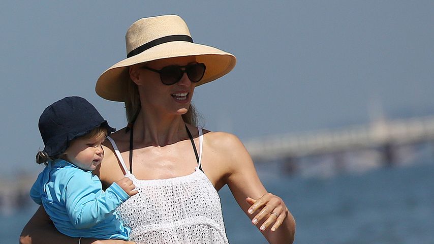 Michelle Hunziker spaziert am Strand mit Celeste im Arm