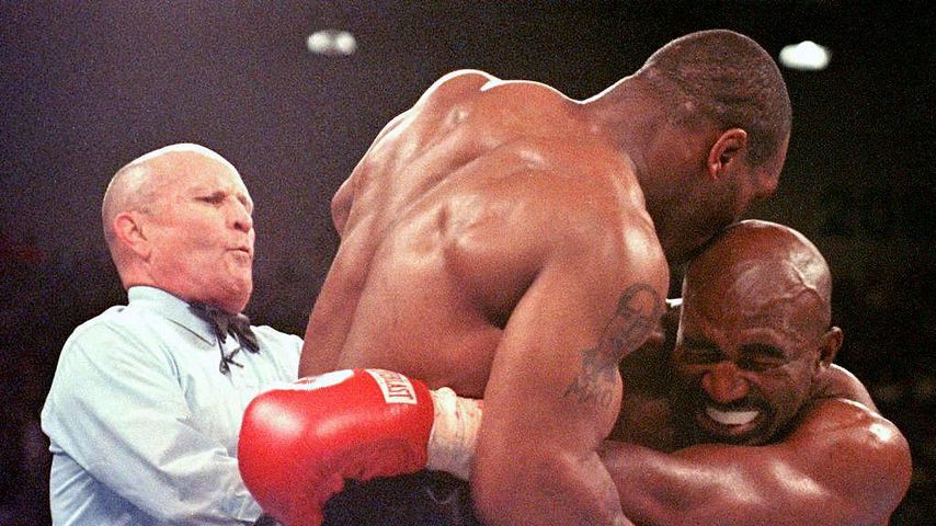 Mike Tyson beißt in das Ohr von Gegner Evander Holyfield 1997