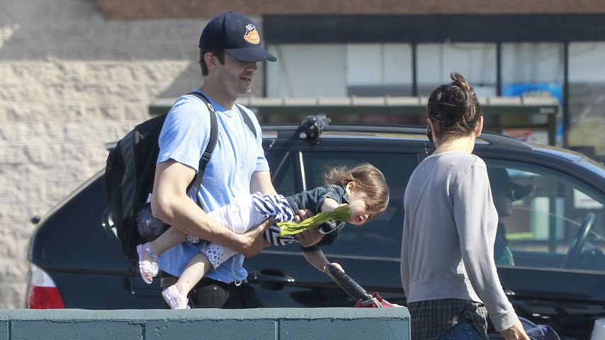 Mila Kunis & Ashton Kutcher mit Tochter Wyatt beim Shopping