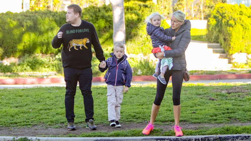 Moderator James Corden mit seinen Kindern Max und Carey und seiner Frau Julia