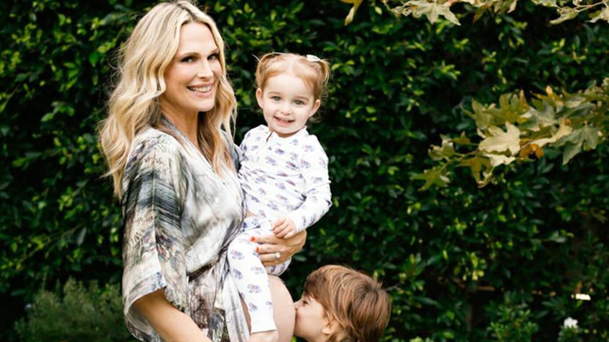 Molly Sims mit Babybauch und ihren beiden Kindern