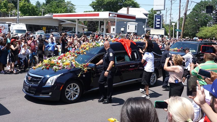 Muhammad Alis Leichnam wird durch die Menge gefahren