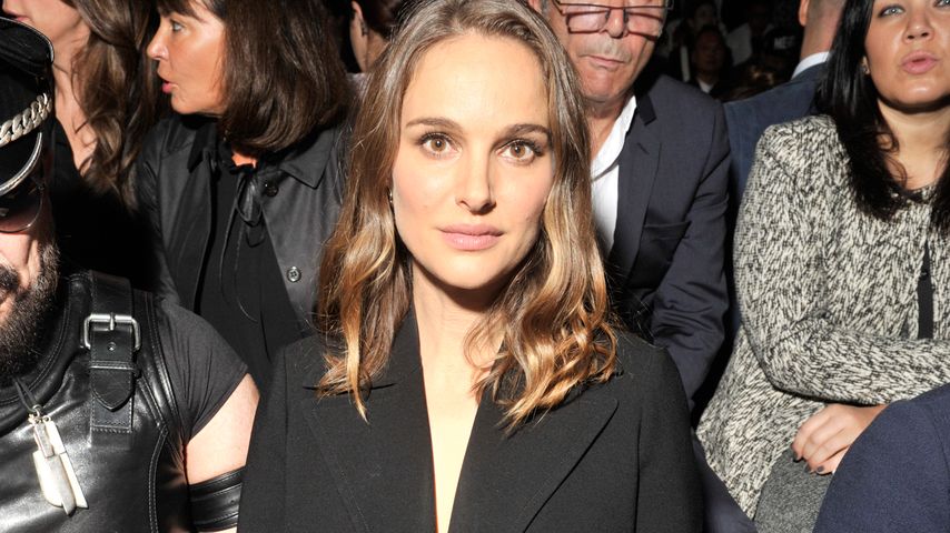 Natalie Portman in der Front Row bei Dior in Paris