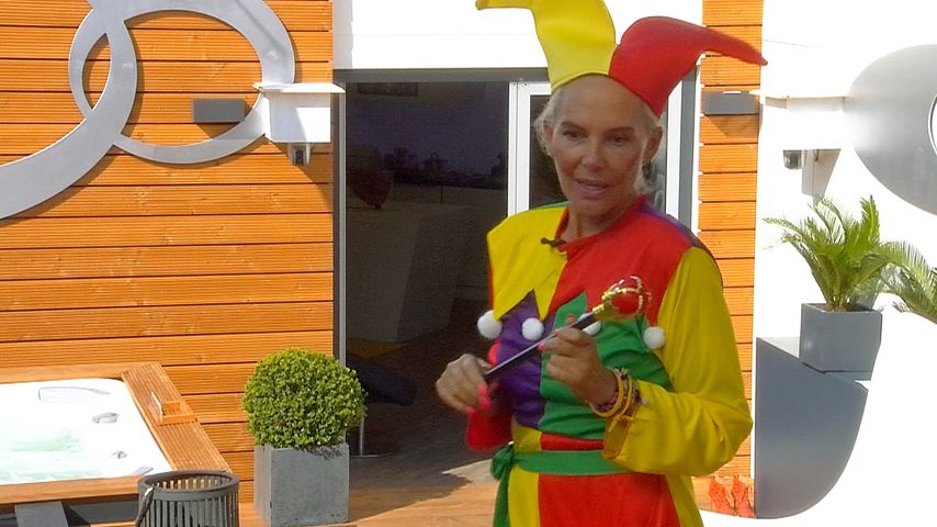 Natascha Ochsenknecht als Harlekin für die Luxus-Bewohner