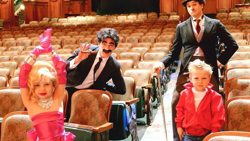 Neil Patrick Harris (hinten links) und David Burtka mit ihren Kindern an Halloween