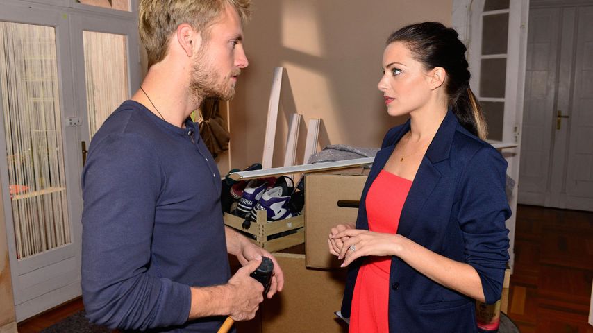 Handwerker Paul Wiedemann (Niklas Osterloh) und Emily Badak (Anne Menden)