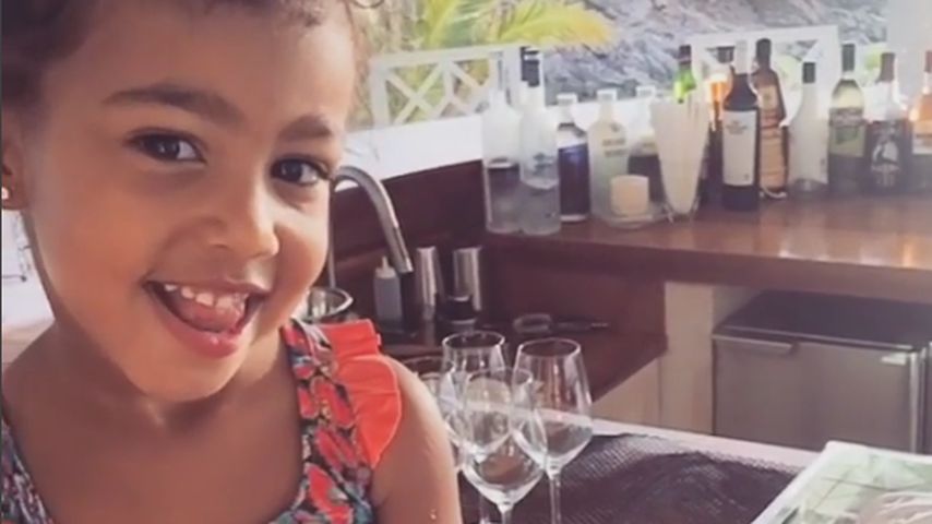 North West im Garten zu Hause in Beverly Hills