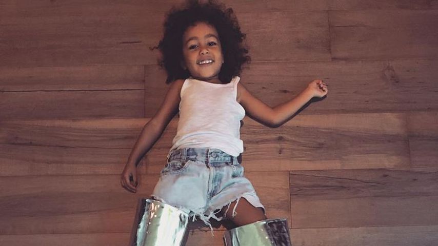 North West mit Kims Stiefeln