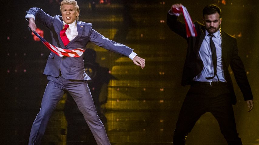 Comedian Oliver Pocher tanzt als US-Präsident Donald Trump