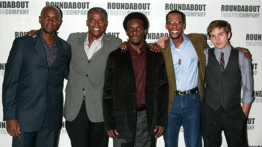 Owiso Odera (li.) mit dem Cast von "The Overwhelming"