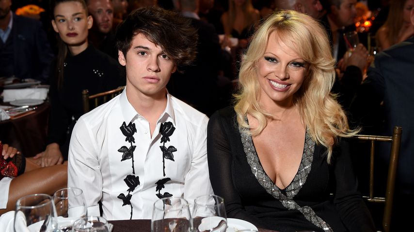 Pamela Anderson (links) mit ihrem Sohn Dylan Jagger Lee auf einer Gala in New York 2016