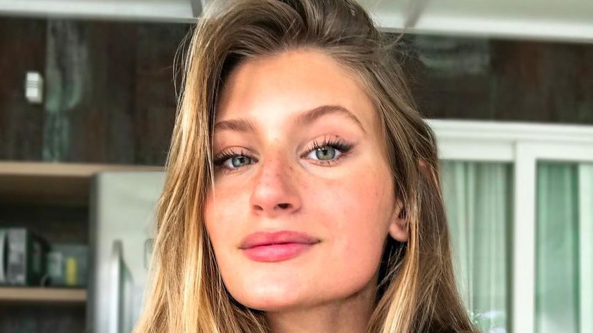 Paula La Croix trägt ein T-Shirt mit ihrem Namen