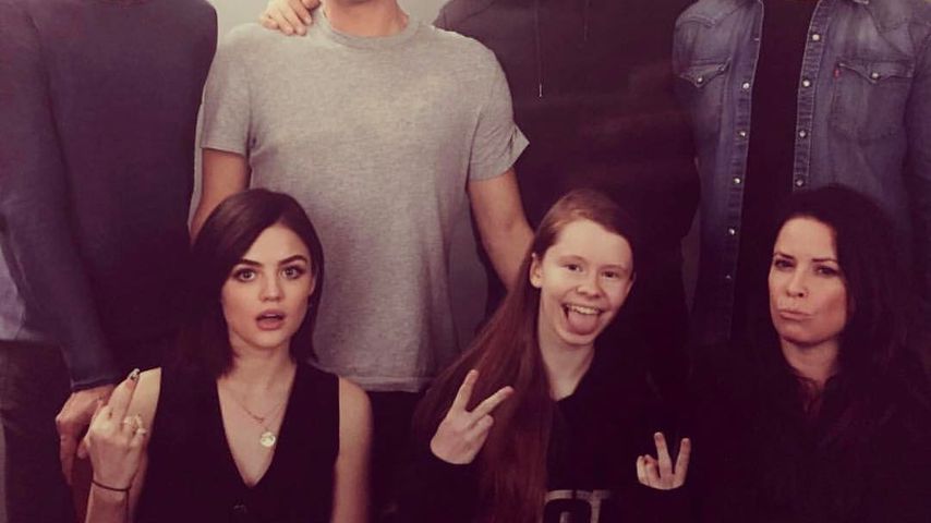 PLL-Stars Brant, Lucy, Tyler, Huw, Ian & Holly mit einem Fan in Düsseldorf