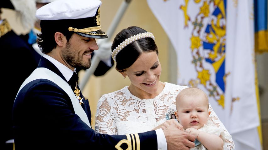 Prinz Carl Philip von Schweden mit seiner Frau Sofia und Söhnchen Alexander