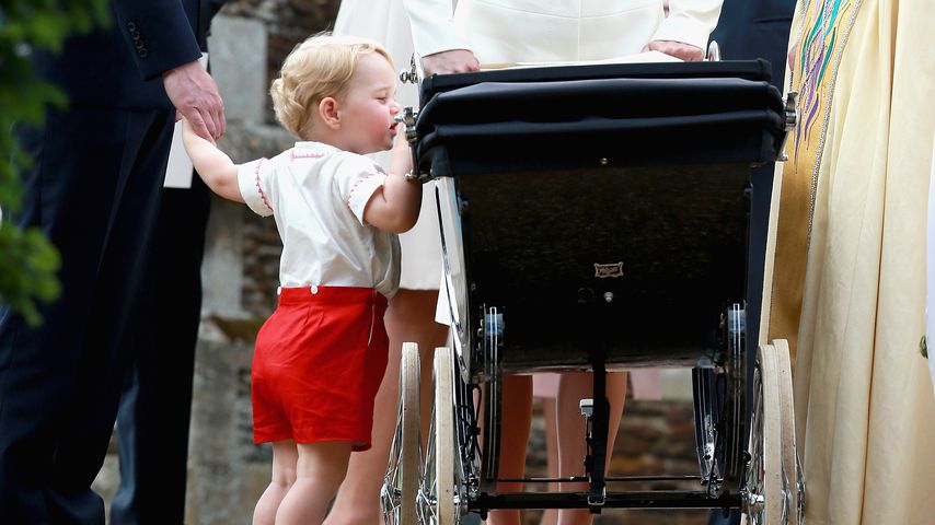 Prinz George und seine Schwester Prinzessin Charlotte im Kinderwagen