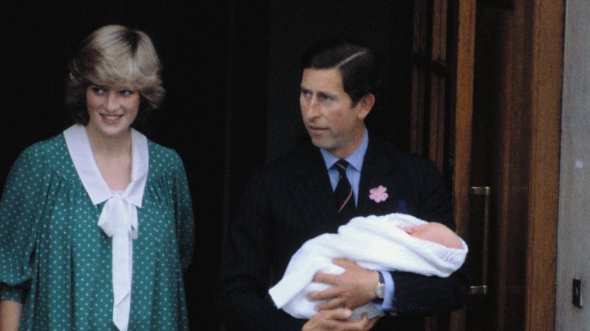 Prinzessin Diana (✝36) und Prinz Charles mit Prinz William auf dem Arm