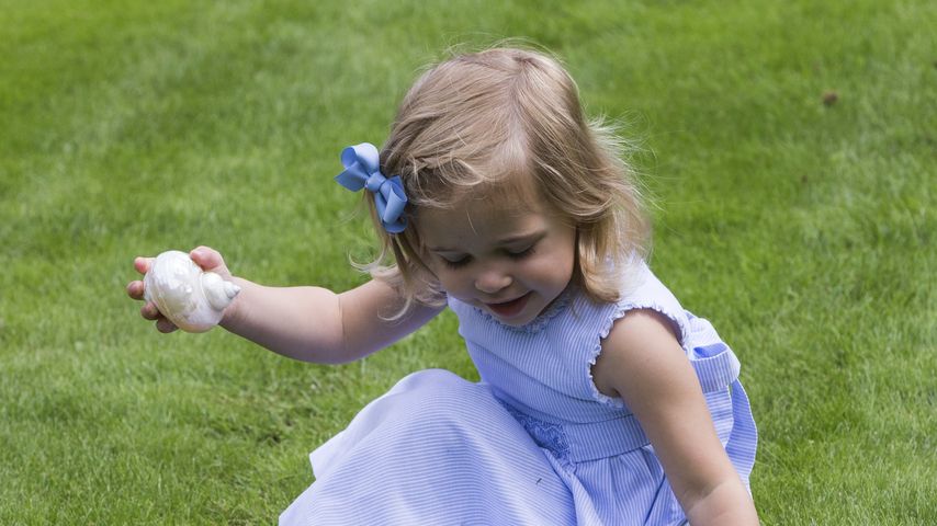 Prinzessin Leonore spielt im Garten von Schloss Solliden