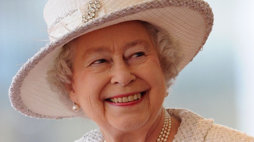 Queen Elizabeth II. im weißen Kostüm
