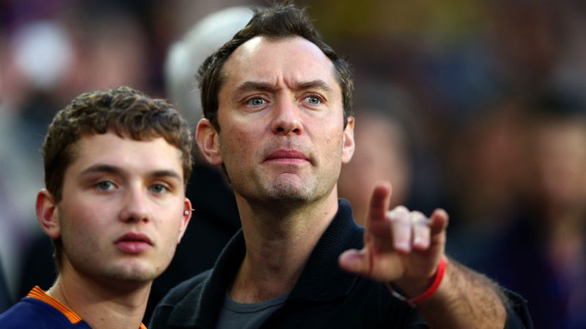 Rafferty (l.) und Jude Law im Camp Nou in Barcelona