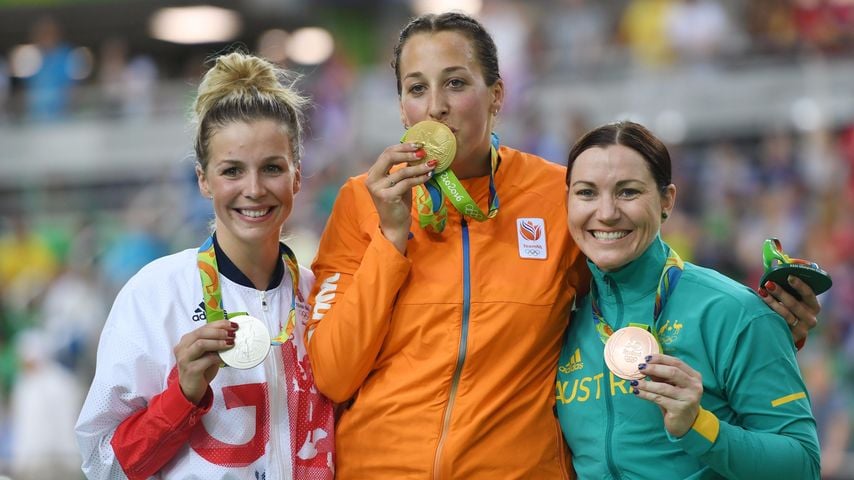 Rebecca James neben der niederländischen und der australischen Radrennfahrerin bei der Siegerehrung