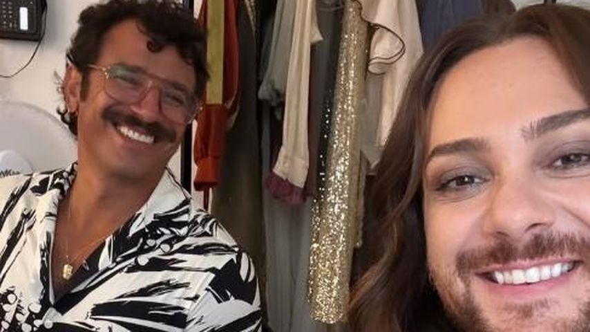 Riccardo Simonetti (r.) und sein Ehemann im Backstagebereich von "& Julia"