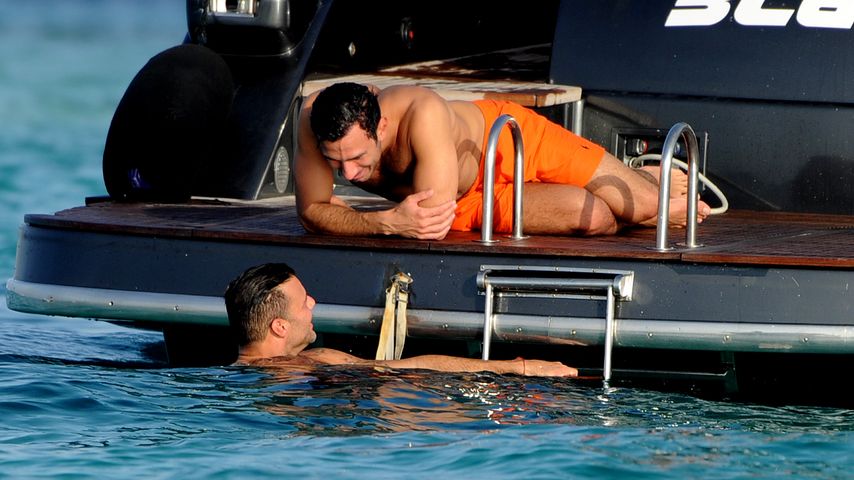 Ricky Martin und sein Freund Jwan Yosef vergügen sich im Meer
