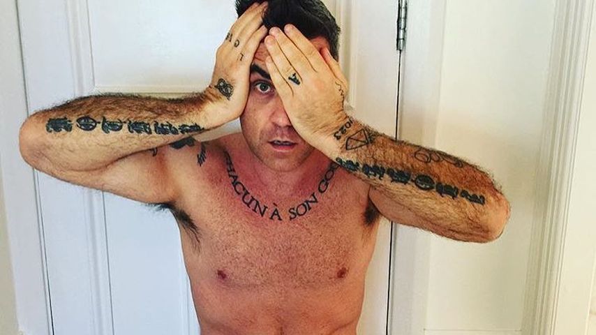 Robbie Williams in seinem heimischen Badezimmer