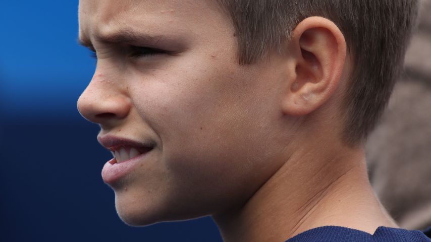 Romeo Beckham mit kurzen Haaren während der Aegon Queens Tennis Championship im Tennis-Stadion