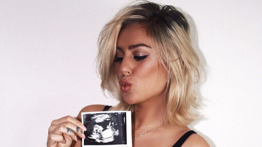 Samantha Abdul mit dem Ultraschallbild ihres Babys