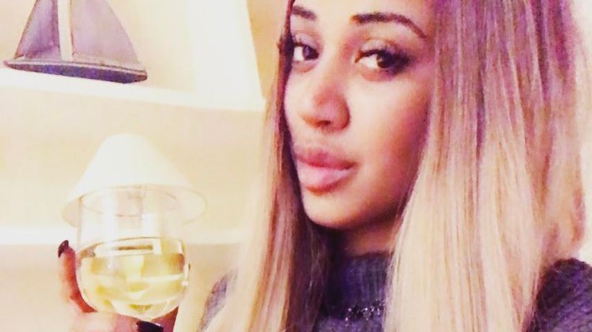 Sarah Joelle Jahnel mit einem Drink