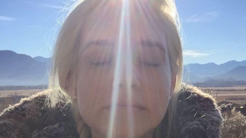 Sarah Knappik entspannt sich im Grünen