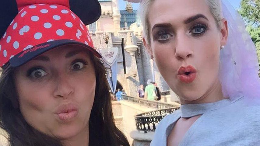 Sarah Knappik mit ihrer besten Freundin im Disneyland
