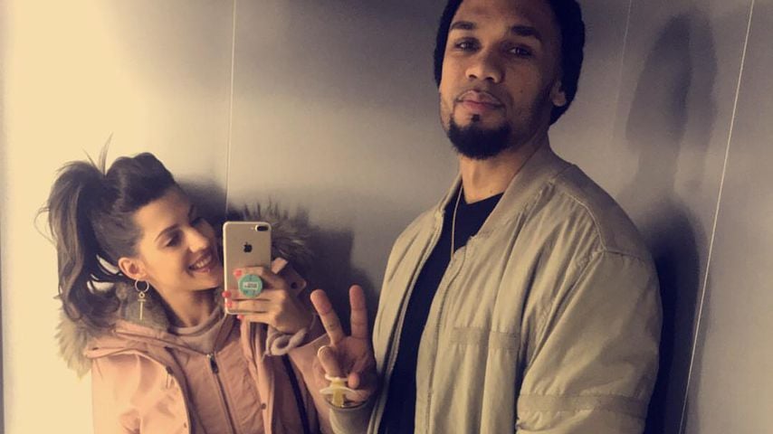 Sarah und Dominic Harrison mit ihrer Tochter Mia Rose im Fahrstuhl