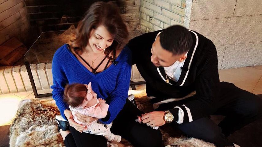 Sarah und Dominic Harrison und Baby Mia Rose im Familienurlaub