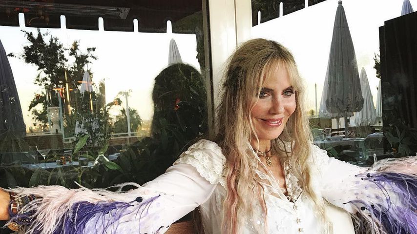 Elizabeth Kemp im Hippie-Outfit