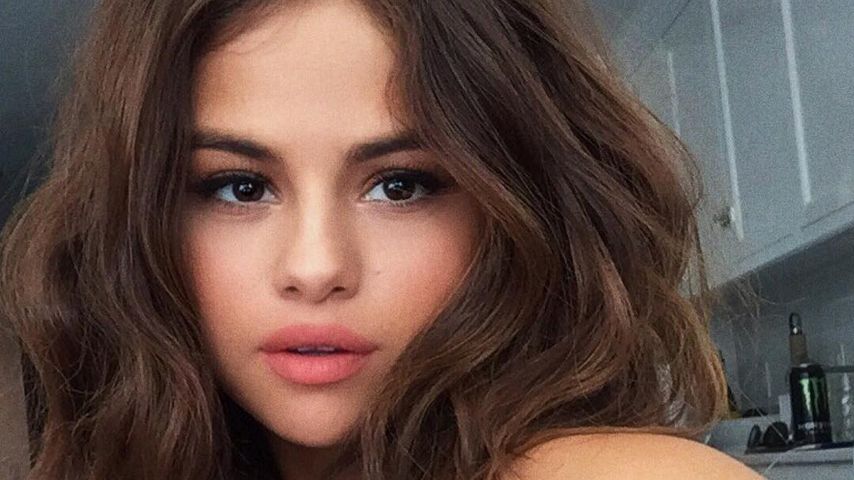 Selena Gomez beim Posieren für ein Selfie
