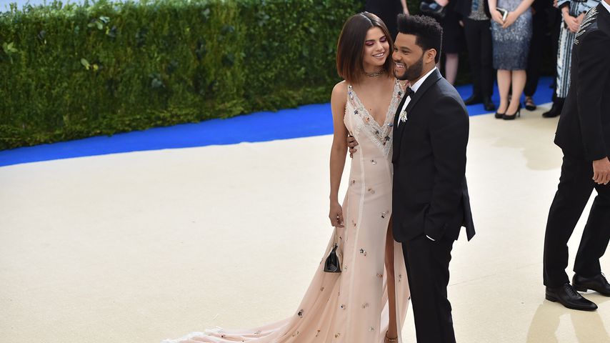 Selena Gomez und The Weeknd auf einer Gala von Comme des Garcons