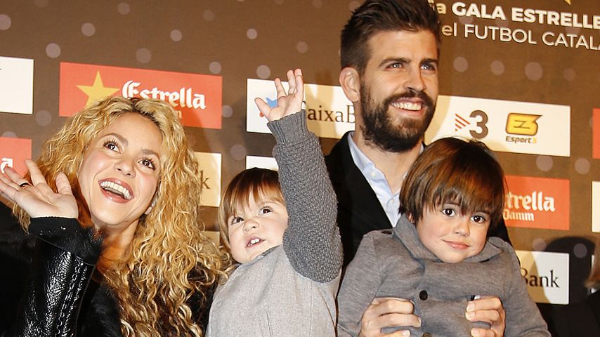 Shakira und Gerard Piqué mit ihren Kindern Sasha und Milan bei einer Fußball-Gala in Barcelona