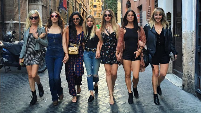 Troian Bellisario, Shay Mitchell und Ashley Benson mit Freundinnen in Italien