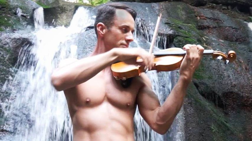 Guter Zweck: Darum macht der Shirtless Violinist Nackt-Clips