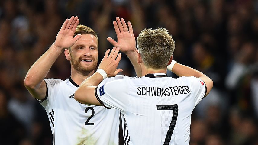 Mustafi und Schweinsteiger im 1. EM-Spiel 2016