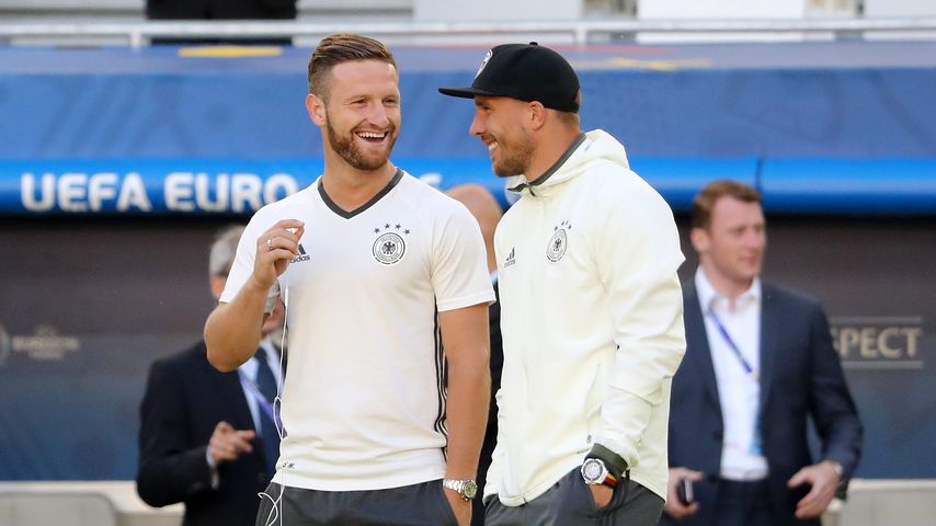 Shkodran Mustafi (l.) & Lukas Podolski vor dem Spiel Deutschland gegen Italien bei der EM 2016