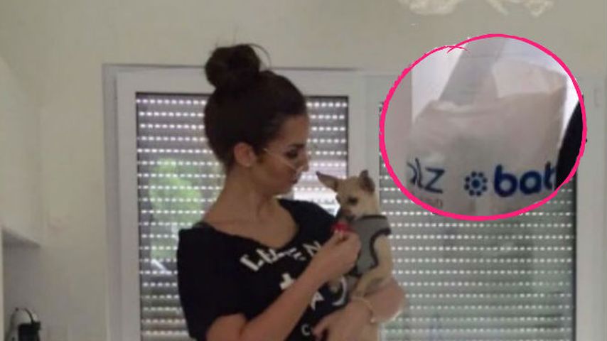 Sila Sahin mit Hündchen Ella