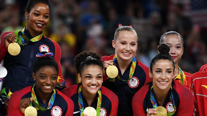 Turnerin Simone Biles mit ihrem Team bei der Goldmedaillen-Vergabe in Rio 2016
