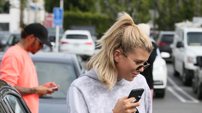 Sofia Richie mit Lewis Hamilton im Hintergrund