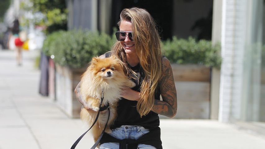 Sophia Thomalla mit Gwen Stefanis Hund in Los Angeles
