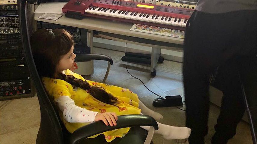 Sophia und Lucas Cordalis in einem Musikstudio