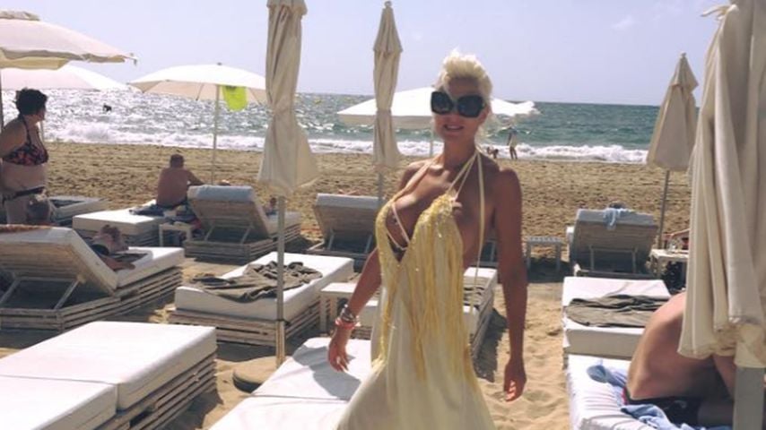 Sophia Wollersheim am Strand von Ibiza