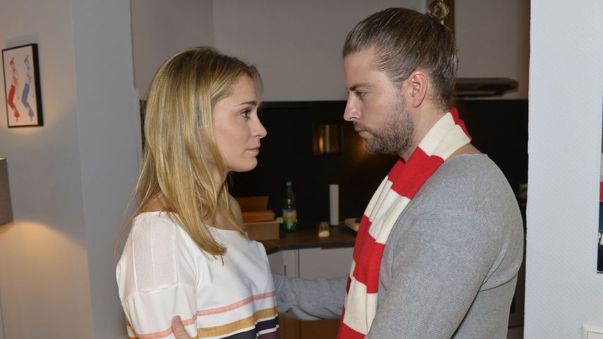 Sophie (Lea Marlen Woitack) und John (Felix von Jascheroff)